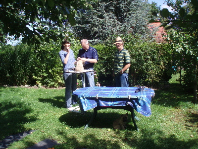 Augudt beim Ohrputz 01 zB